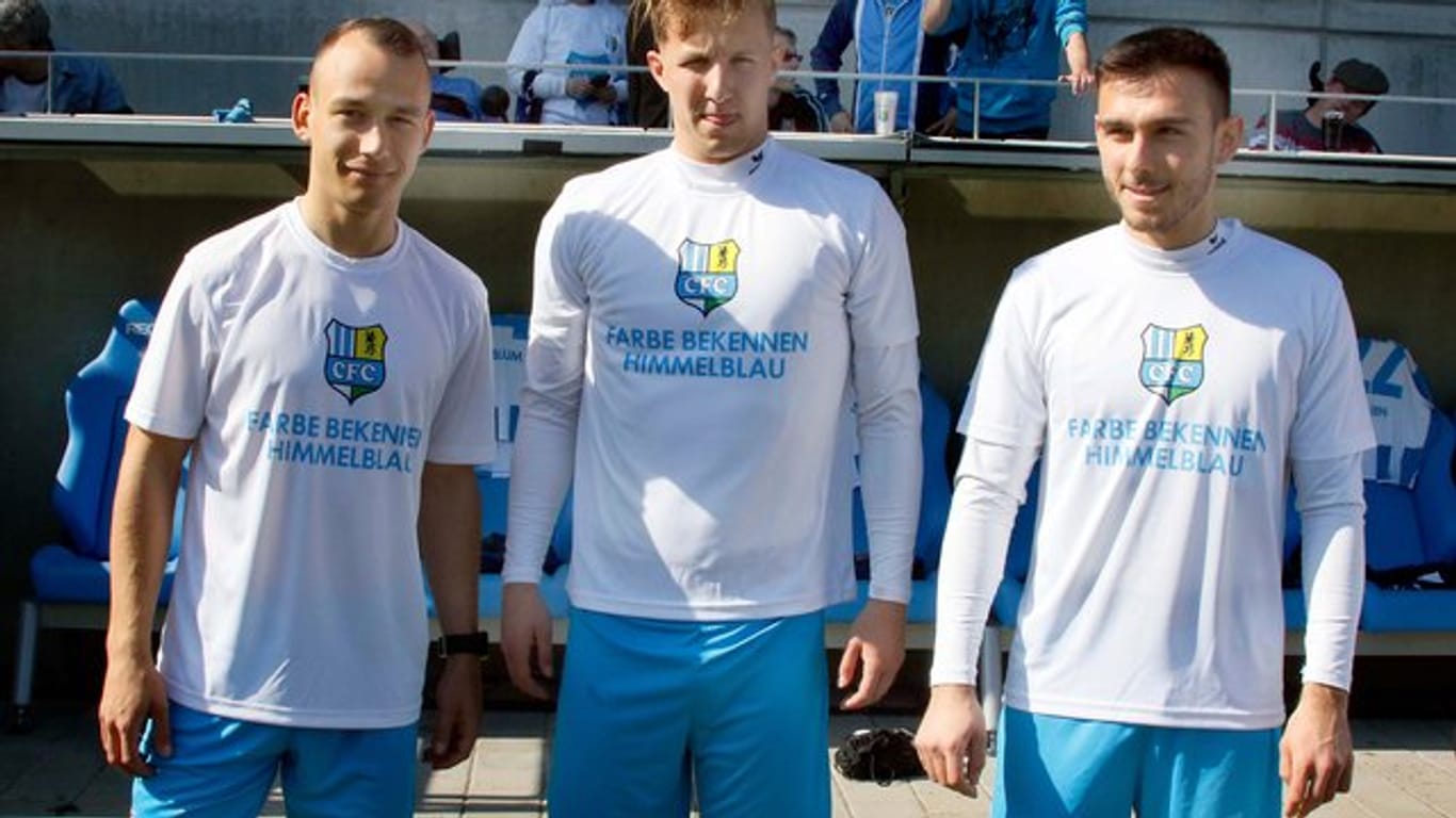 Die CFC-Spieler trugen beim Aufwärmen Shirts mit der Aufschrift "Farbe bekennen himmelblau".