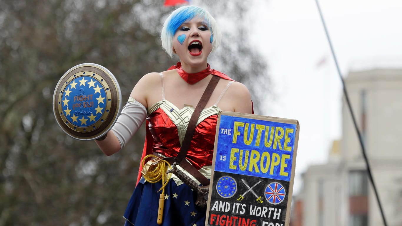 Eine als Wonderwoman verkleidete Aktivistin nimmt an der Demonstration unter dem Motto "Put it to the People" teil. Die Anti-Brexit-Aktivisten der Organisation "People's Vote" fordern eine erneute Volksabstimmung.