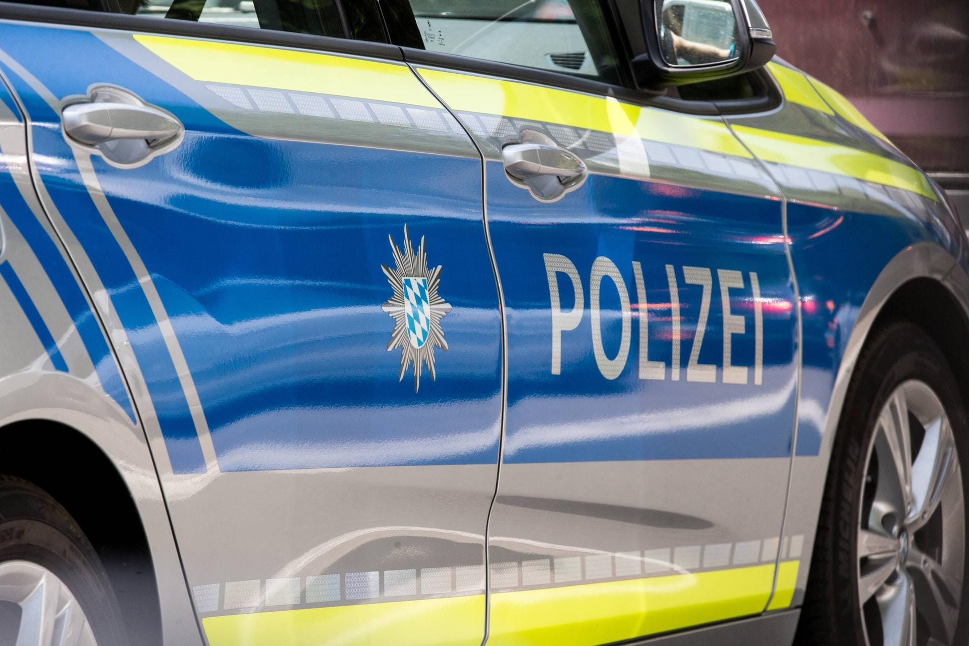 Einsatzfahrzeug der Polizei Bayern: Ein Bordell-Kunde war mit dem Service nicht zufrieden. (Symbolbild)
