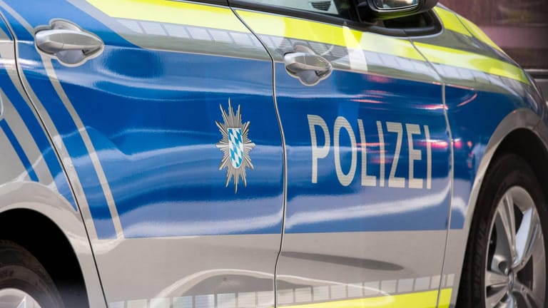 Einsatzfahrzeug der Polizei Bayern: Ein Bordell-Kunde war mit dem Service nicht zufrieden. (Symbolbild)