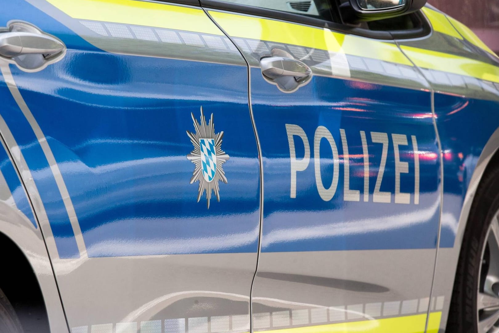 Einsatzfahrzeug der Polizei Bayern: Ein Bordell-Kunde war mit dem Service nicht zufrieden. (Symbolbild)