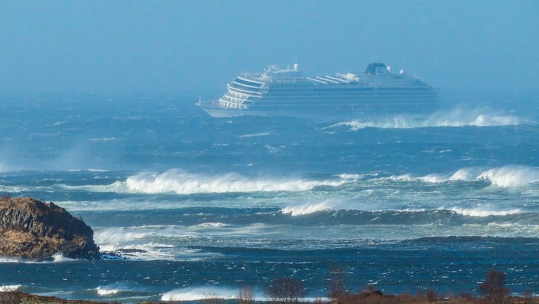 Das Kreuzfahrtschiff "Viking Sky" driftet in Richtung Land: An Bord sind 1.300 Passagiere.
