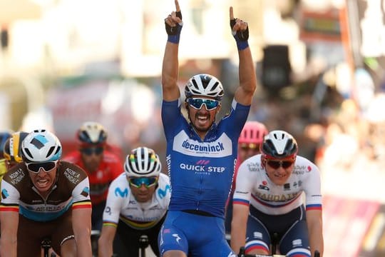 Julian Alaphilippe jubelt über seinen Sieg.