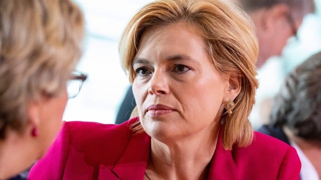 Julia Klöckner (r) und Svenja Schulze interpretieren den Koalitionsvertrag unterschiedlich. Julia Klöckner (r) und Svenja Schulze interpretieren den Koalitionsvertrag unterschiedlich.
