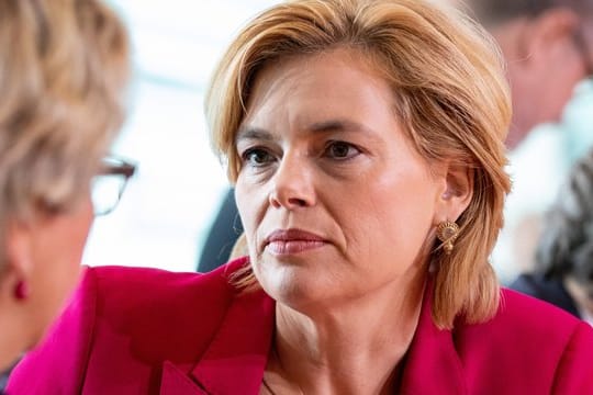 Julia Klöckner (r) und Svenja Schulze interpretieren den Koalitionsvertrag unterschiedlich.