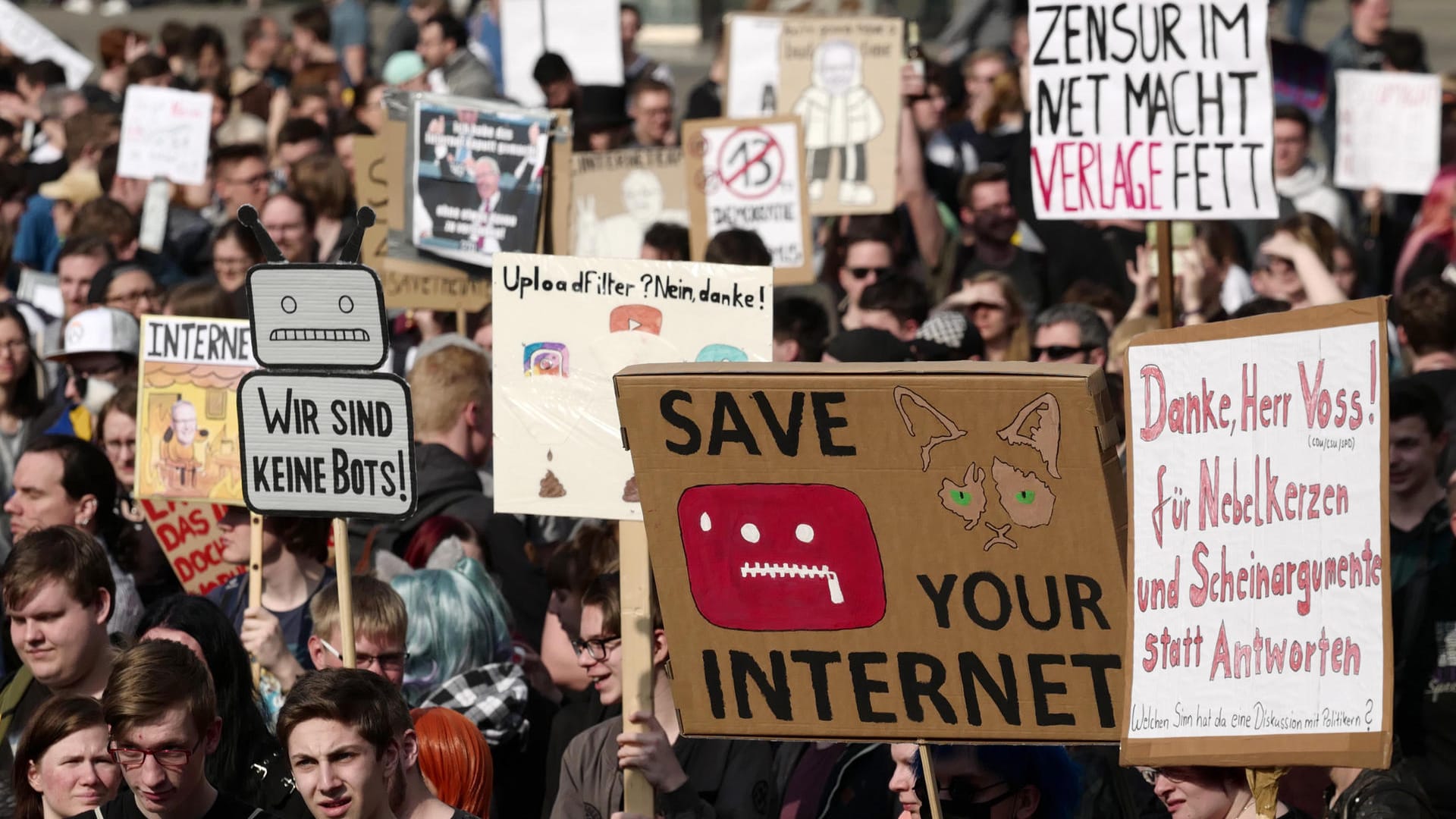 Demonstranten in Leipzig gegen die geplante Urheberrechtsreform: Kurz vor der Abstimmung über im EU-Parlament haben zehntausende in Europa gegen das Vorhaben protestiert.