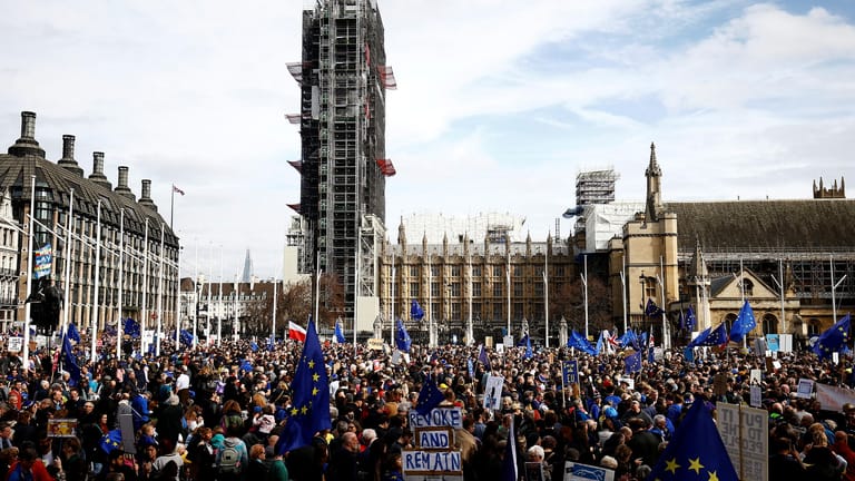 Die Massen zogen durch die Londoner Innenstadt zum britischen Parlament. Der Druck auf Premierministerin Theresa May wächst, die die Proteste bislang ignoriert.