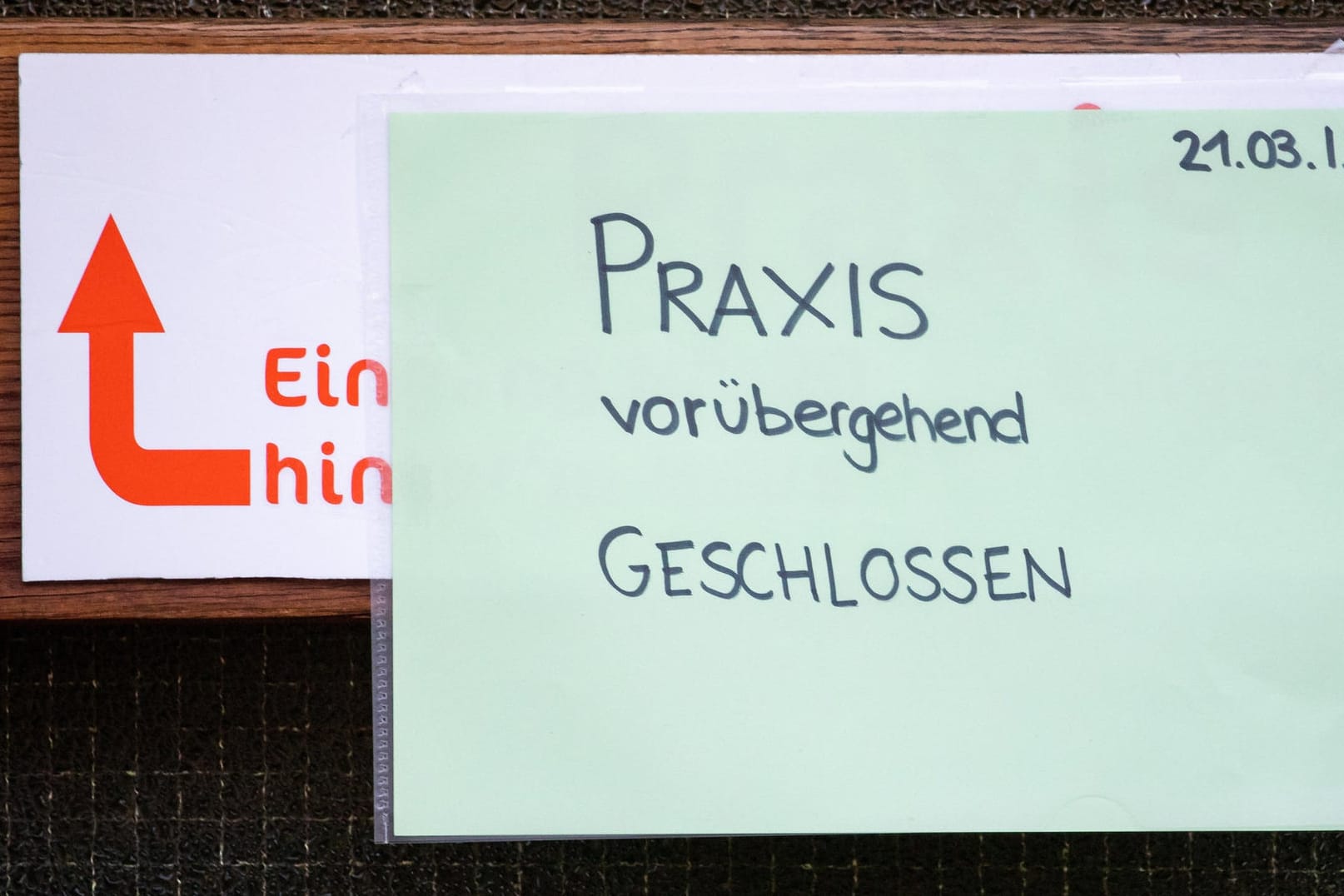 Eingang zur einer Praxis für Logopädie: Der Mann soll Kinderpornos, auf denen kleine Jungen zu sehen sind, im sogenannten Darknet verbreitet haben.