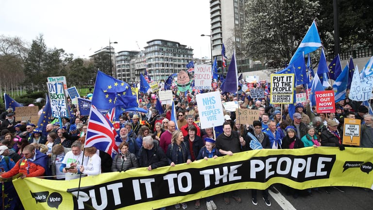 Die Demonstration hat das Motto "Put it to the People". Die Anti-Brexit-Aktivisten der Organisation "People's Vote" fordern eine erneute Volksabstimmung.