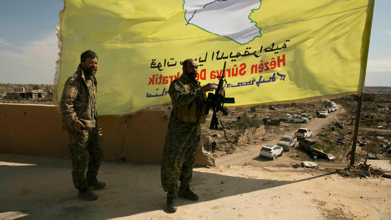 Kämpfer der Syrischen Demokratischen Kräfte (SDF) hissen ihre Flagge: Die letzte Bastion des IS wurde erobert.