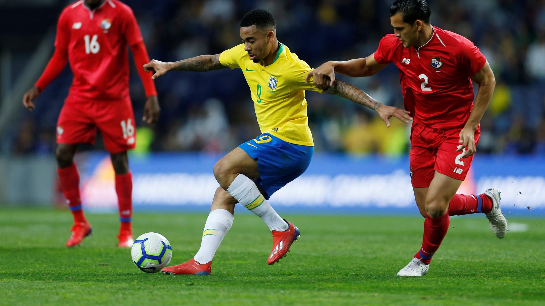 Ohne Glück: Brasiliens Gabriel Jesus gegen Panamas Abwehr.