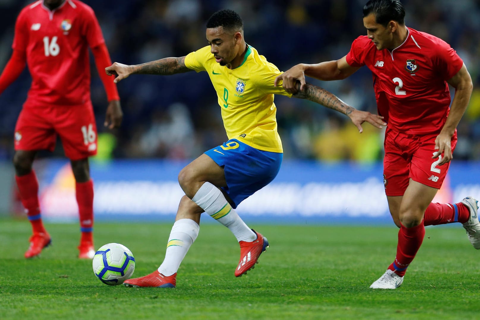 Ohne Glück: Brasiliens Gabriel Jesus gegen Panamas Abwehr.