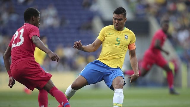 Brasiliens Casemiro (r) im Zweikampf mit Michael Amir Murillo aus Panama.