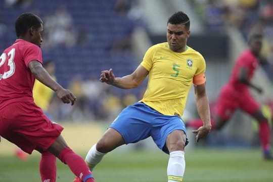 Brasiliens Casemiro (r) im Zweikampf mit Michael Amir Murillo aus Panama.