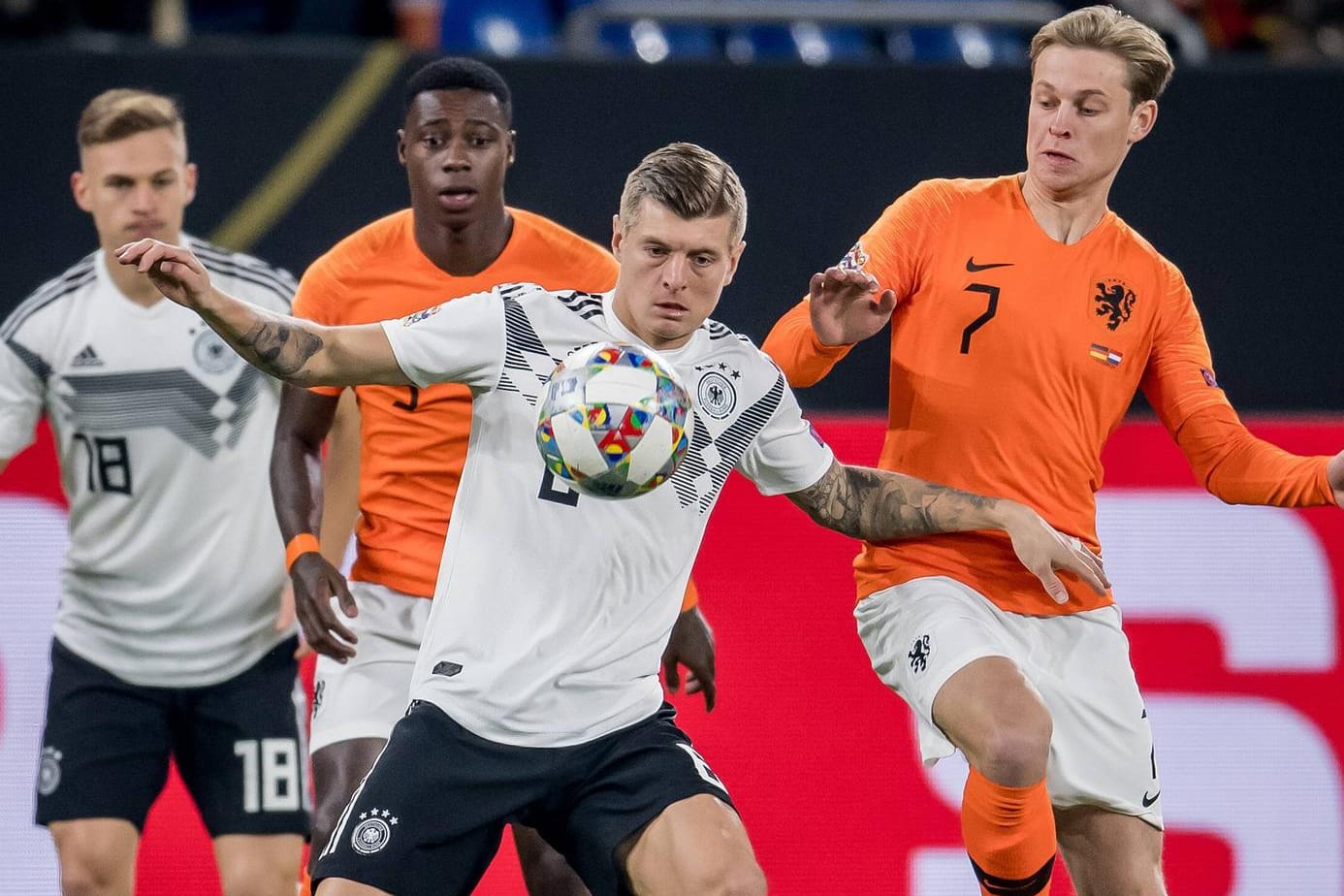 Szene aus dem letzten Duell: Toni Kroos (M.) gegen Frenkie de Jong (r.).