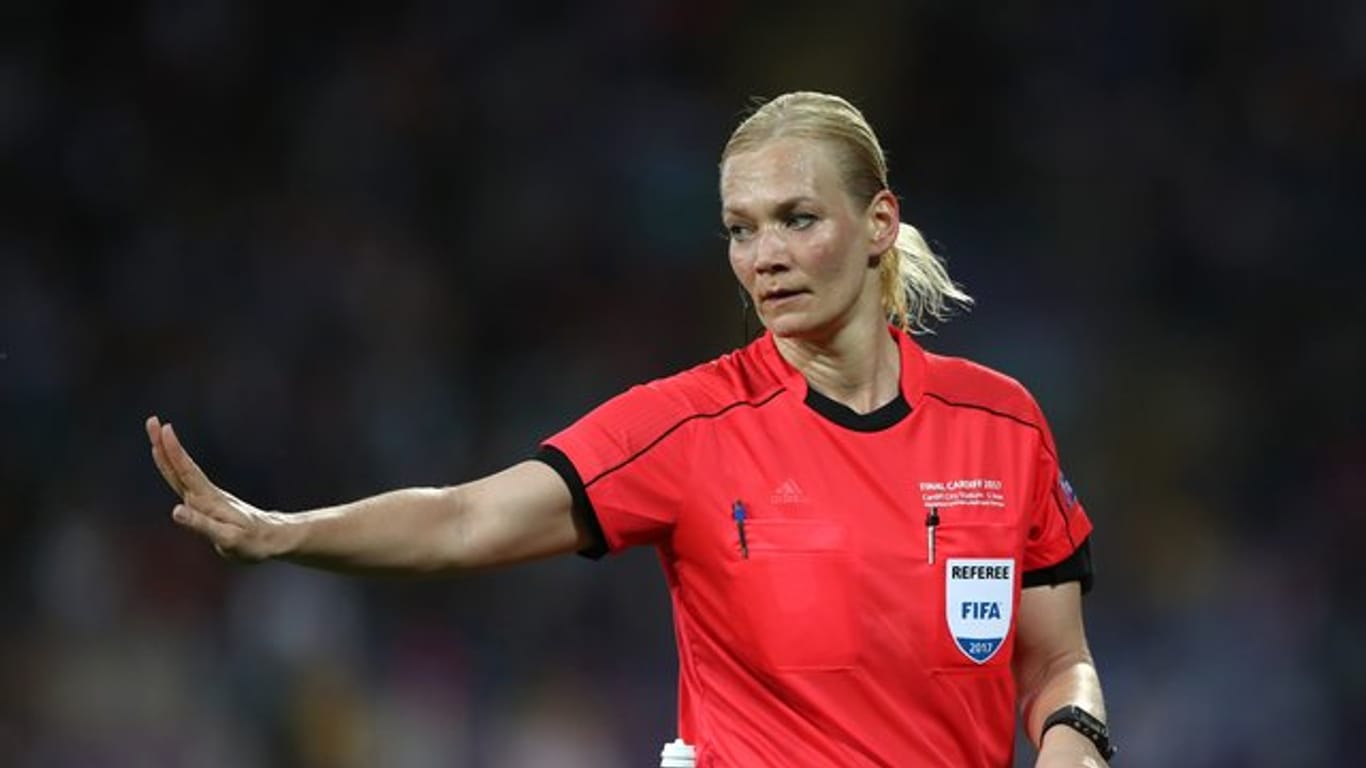 Bibiana Steinhaus: "Ich kann kein Fußballspiel normal schauen.