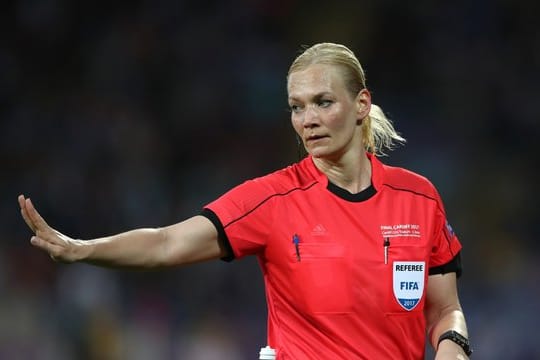 Bibiana Steinhaus: "Ich kann kein Fußballspiel normal schauen.
