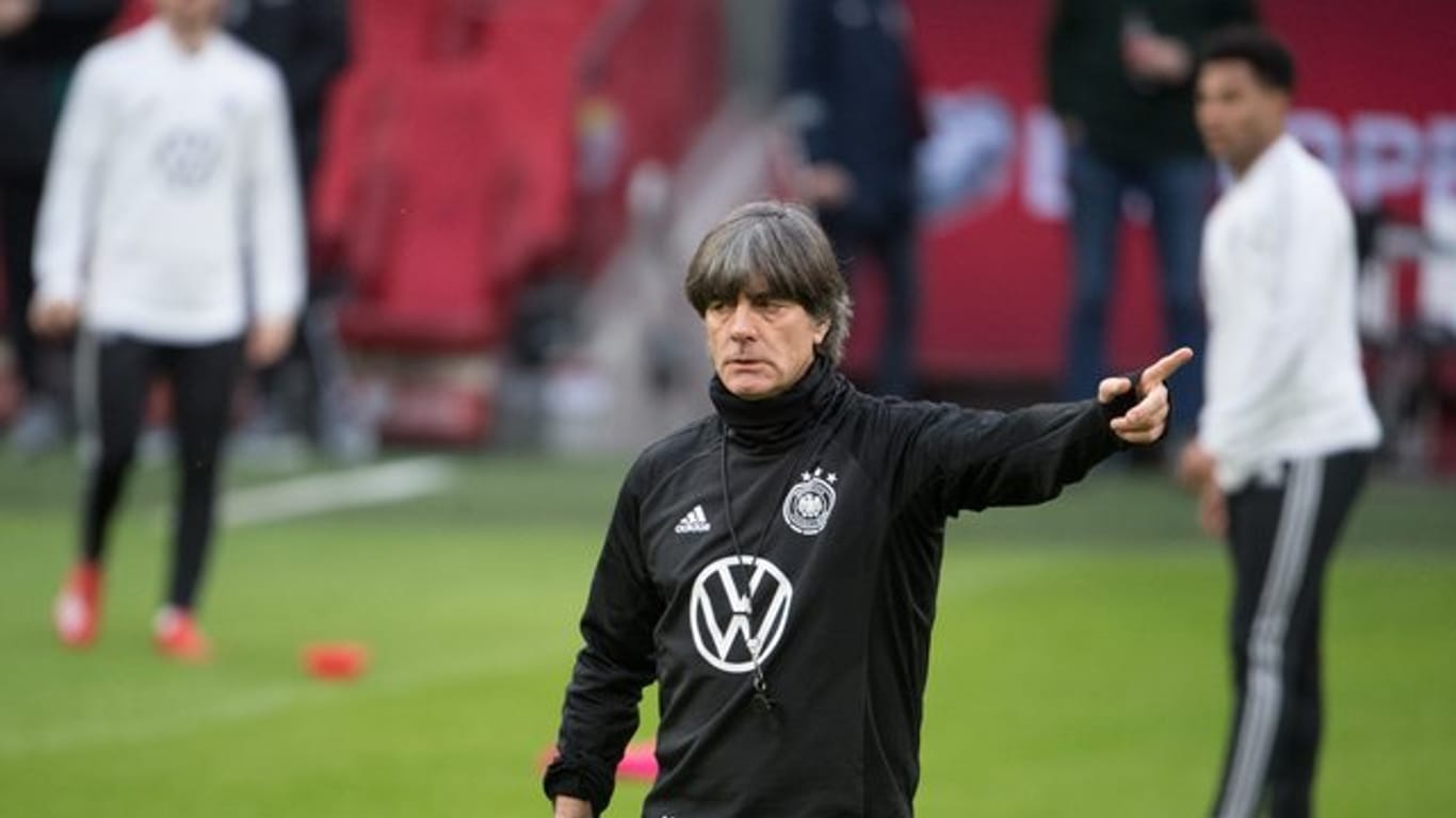 Bundestrainer Joachim Löw tritt mit dem DFB-Team in den Niederlanden an.