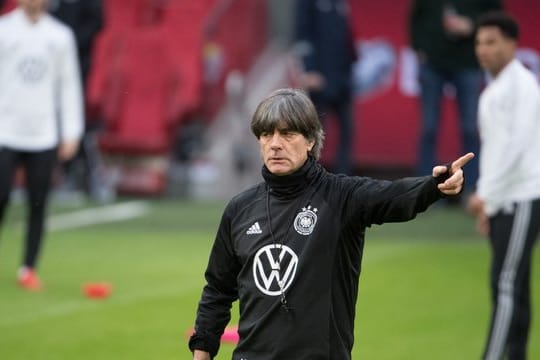Bundestrainer Joachim Löw tritt mit dem DFB-Team in den Niederlanden an.