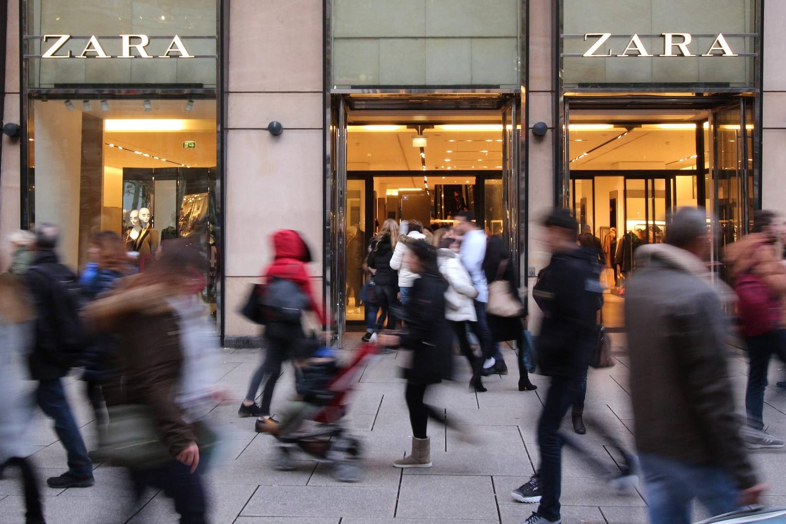 Fußgänger in der Zeil (Archivbild): Ein Flashmob in der bekannten Einkaufsmeile in Frankfurt am Main ist am Samstagabend eskaliert.
