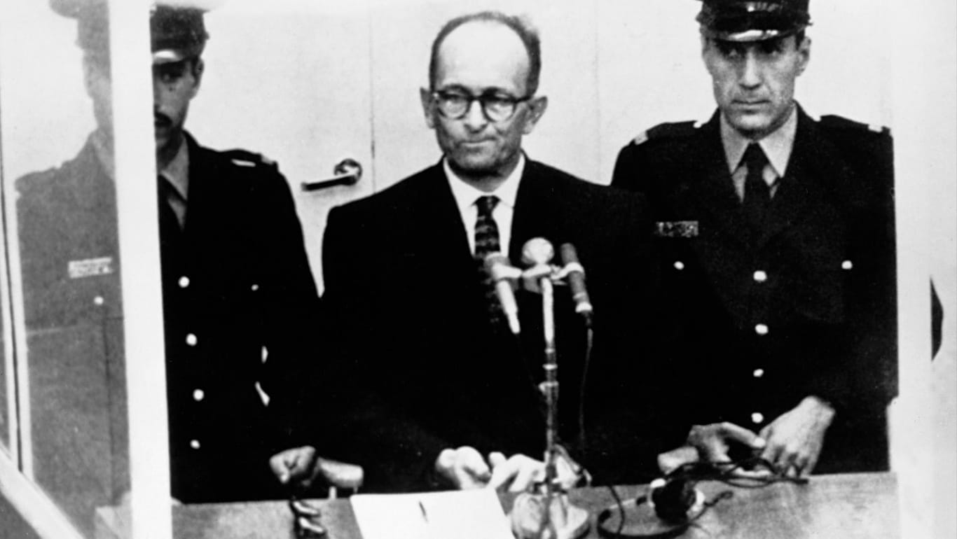 Adolf Eichmann 1961 vor dem Jerusalemer Bezirksgericht: Er wurde für den millionenfachen Mord an den europäischen Juden zum zum Tode verurteilt.
