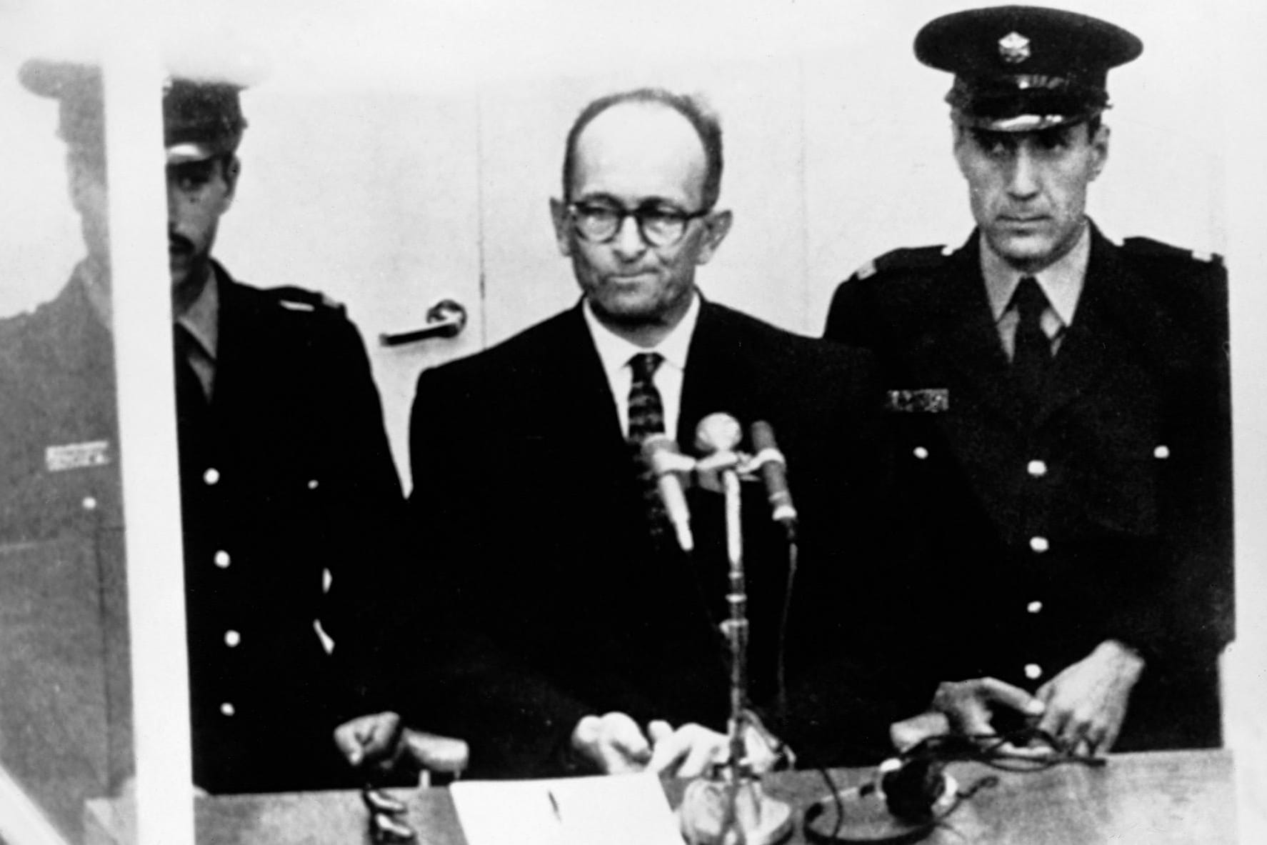 Adolf Eichmann 1961 vor dem Jerusalemer Bezirksgericht: Er wurde für den millionenfachen Mord an den europäischen Juden zum zum Tode verurteilt.