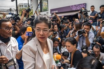 Sudarat Keyuraphan, Politikerin und Premierminister-Kandidatin der Pheu Thai-Partei in Thailand, spricht mit Journalisten.