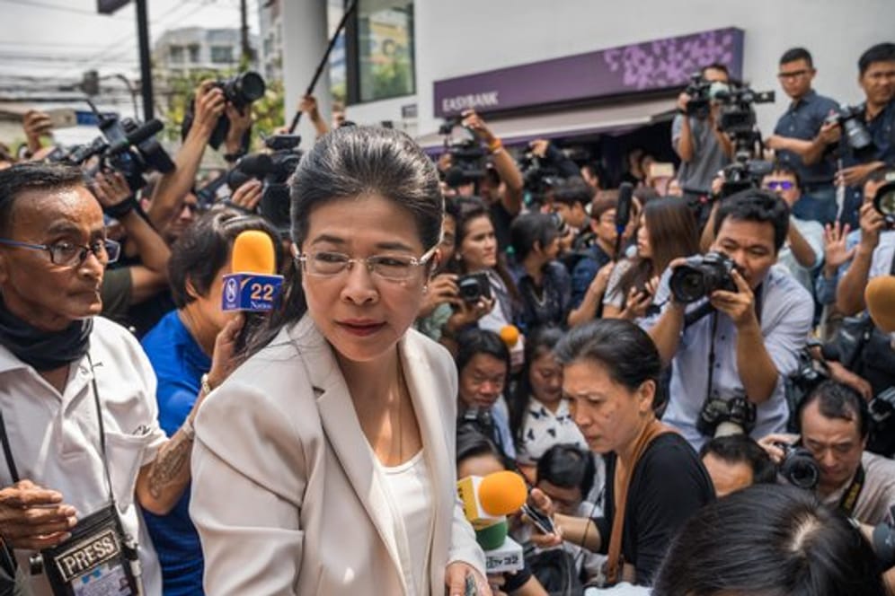 Sudarat Keyuraphan, Politikerin und Premierminister-Kandidatin der Pheu Thai-Partei in Thailand, spricht mit Journalisten.
