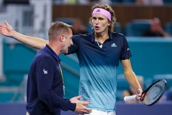 Alexander Zverev (r) diskutierte mit ATP-Supervisor Miro Bratoev.