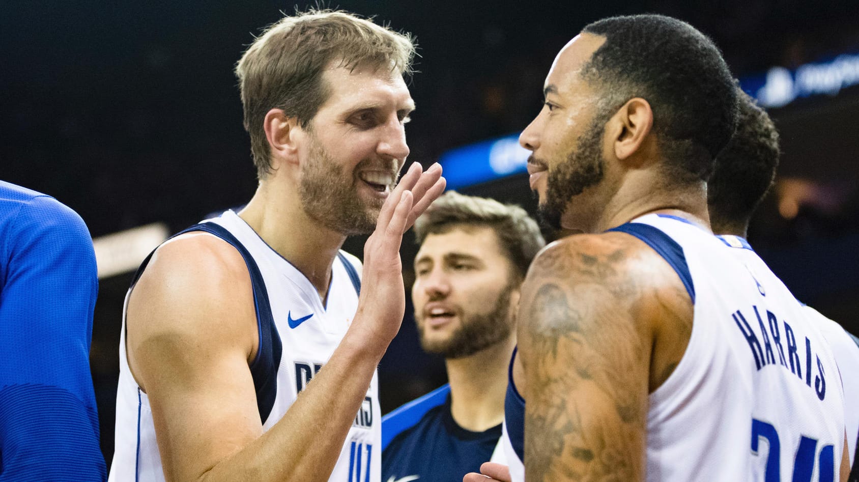 Überzeugende Leistung: Dirk Nowitzki (l) und Devin Harris von den Dallas Mavericks jubeln.