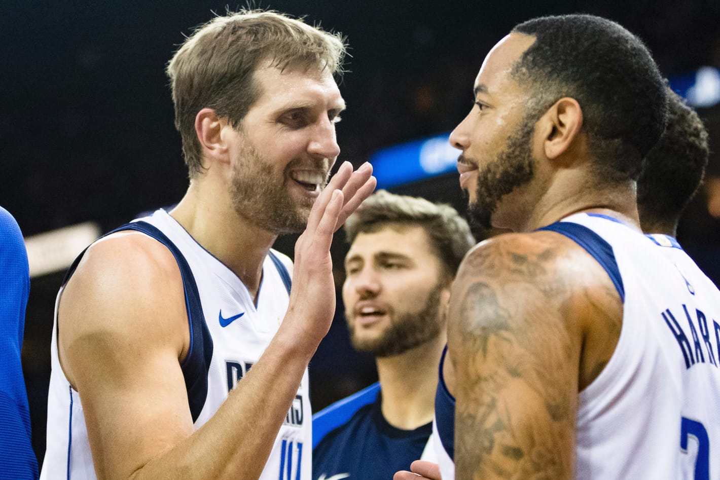 Überzeugende Leistung: Dirk Nowitzki (l) und Devin Harris von den Dallas Mavericks jubeln.