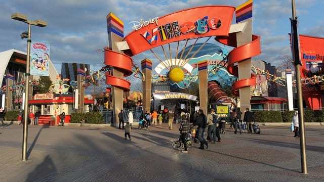 Der Eingang zum Disney Village, im Disneyland Resort Paris.