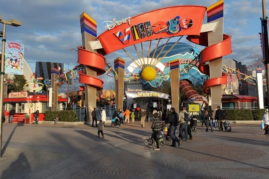 Der Eingang zum Disney Village, im Disneyland Resort Paris.