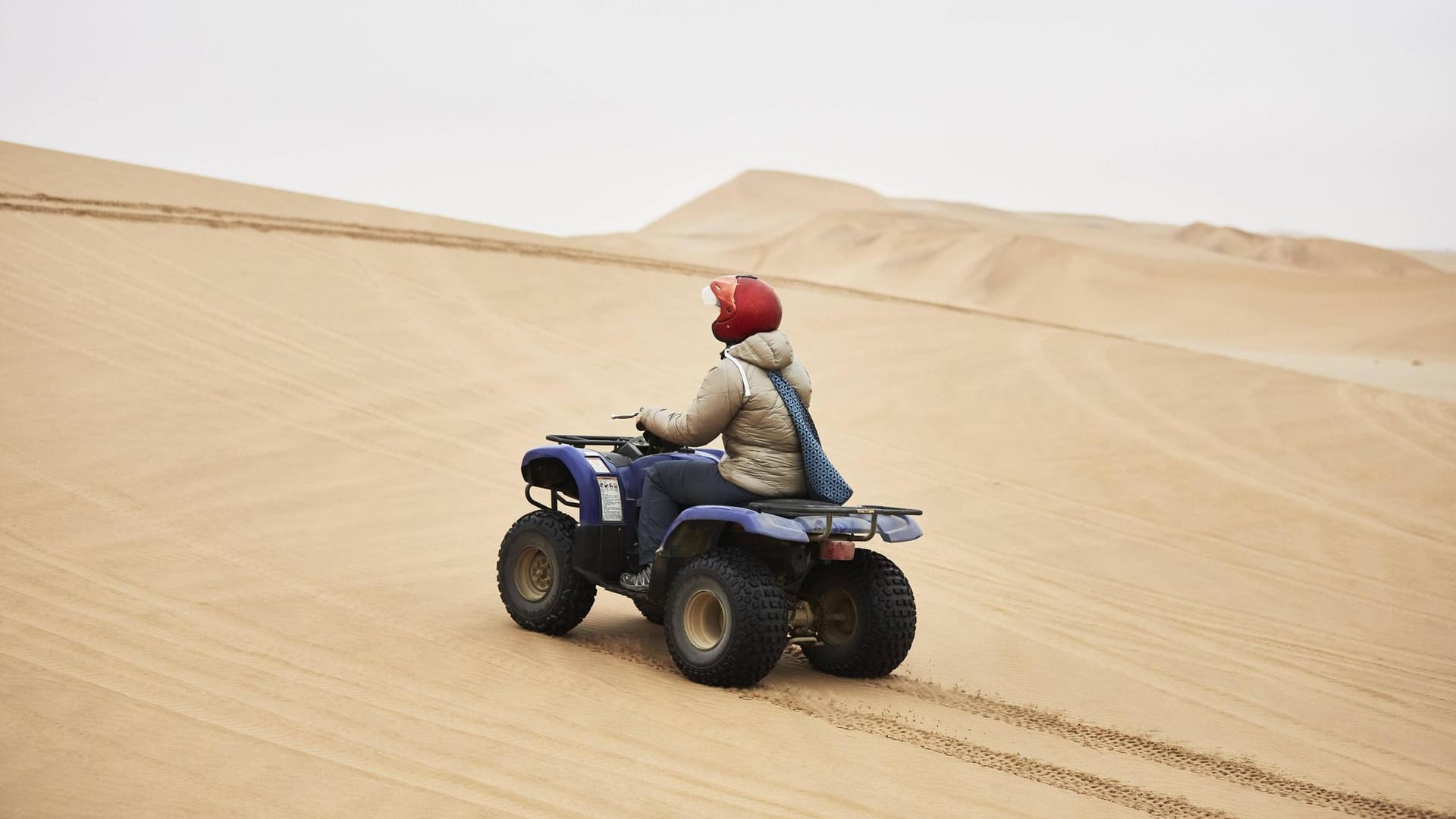 Frau fährt mit Quad über Sanddünnen (Symbolbild): Eine Quadfahrerin ist bei einem Unfall in einer Sandgrube in Wegeleben im Harz tödlich verunglückt.