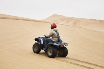 Frau fährt mit Quad über Sanddünnen (Symbolbild): Eine Quadfahrerin ist bei einem Unfall in einer Sandgrube in Wegeleben im Harz tödlich verunglückt.