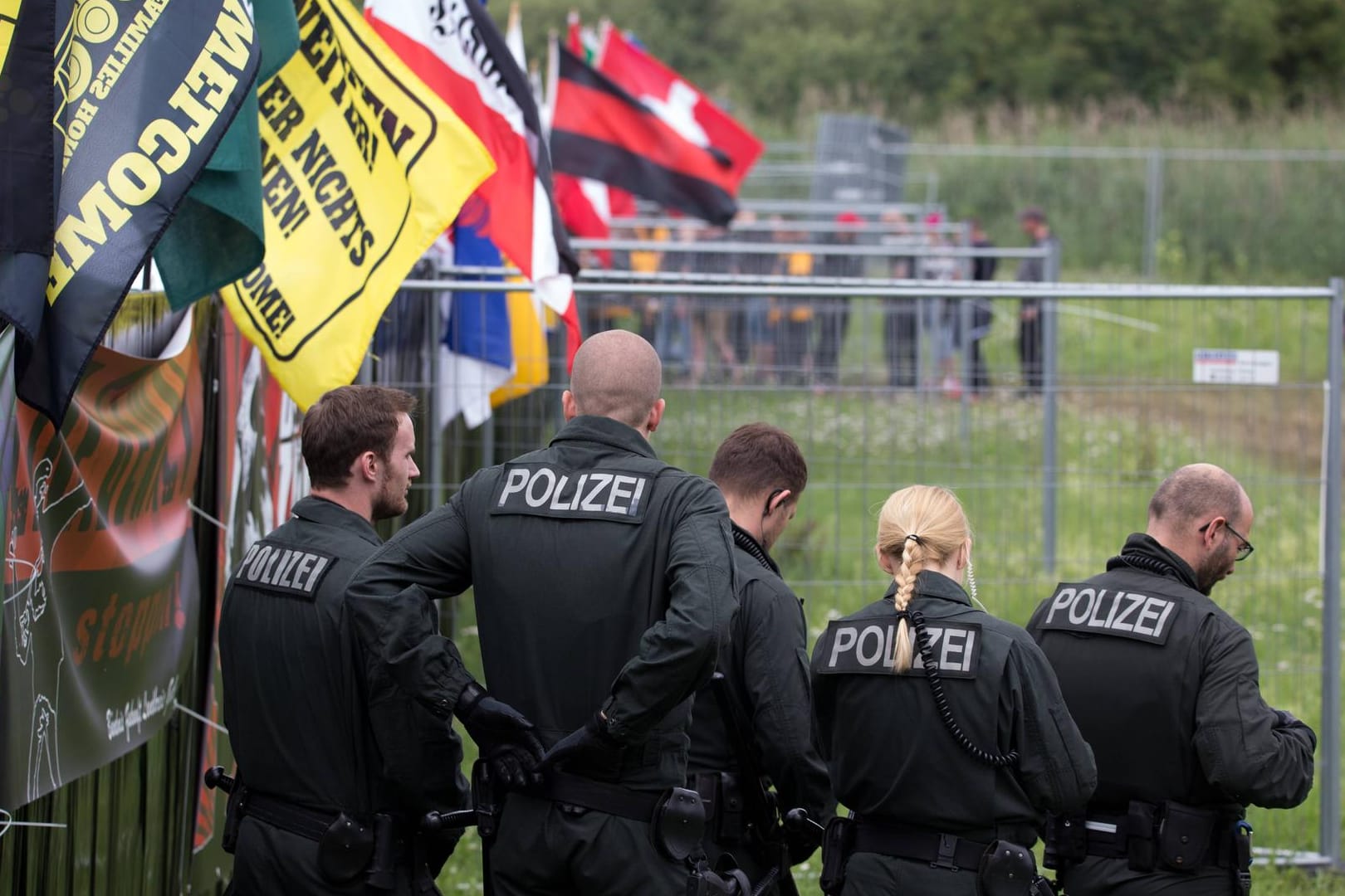 Sachsen: Bei einem Rechtsrockkonzert in Ostritz sind am Samstagabend Polizisten und Journalisten attackiert worden. (Archivbild)