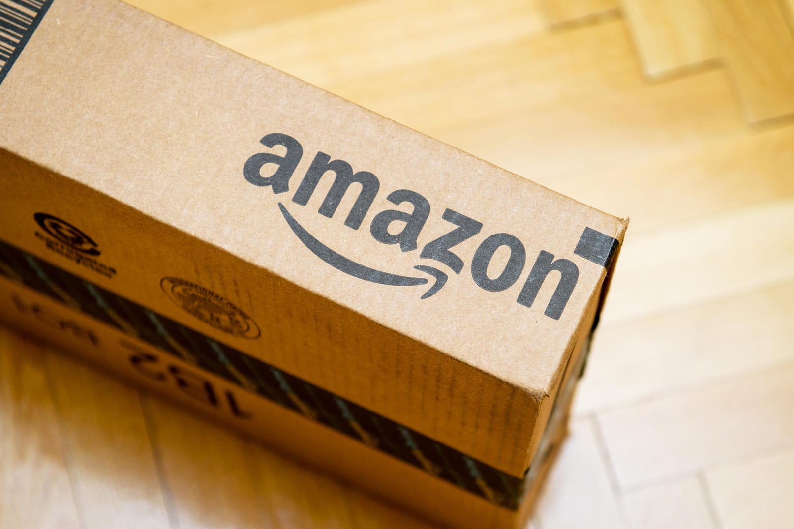 Ein Paket von Amazon (Symbolbild): Der Online-Händler führt eine neue Bezahlmethode ein.