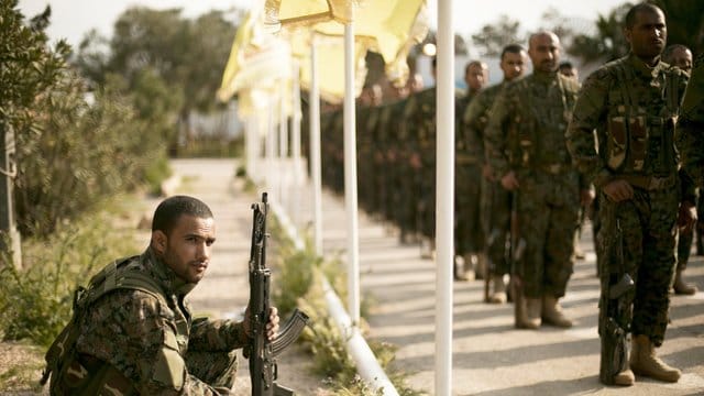 Kämpfer der von den USA unterstützten Syrischen Demokratischen Kräfte (SDF) stehen für eine Zeremonie in Formation. Kämpfer der von den USA unterstützten Syrischen Demokratischen Kräfte (SDF) stehen für eine Zeremonie in Formation.
