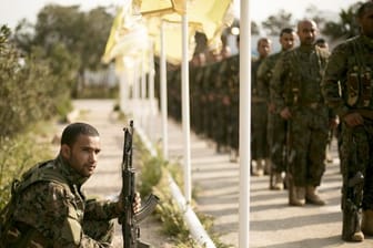 Kämpfer der von den USA unterstützten Syrischen Demokratischen Kräfte (SDF) stehen für eine Zeremonie in Formation.