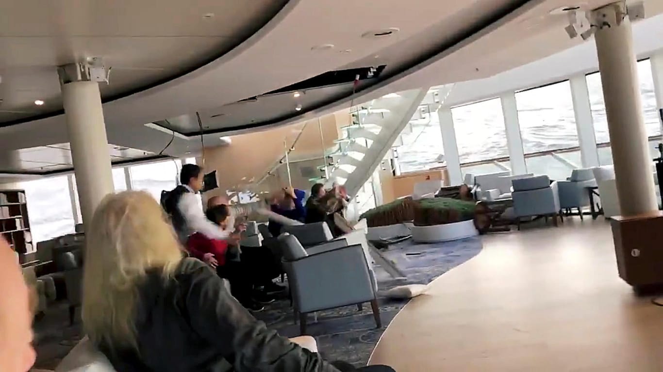 Schwankendes Schiff: Standbild aus dem Handy-Video eines Passagieres der "Viking Sky"; das Kreuzfahrtschiff liegt seit Samstag vor der norwegischen Küste.