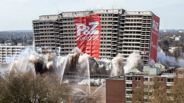 Das als "Weißer Riese" bekannte Hochhaus fällt in sich zusammen. Das als "Weißer Riese" bekannte Hochhaus fällt in sich zusammen.