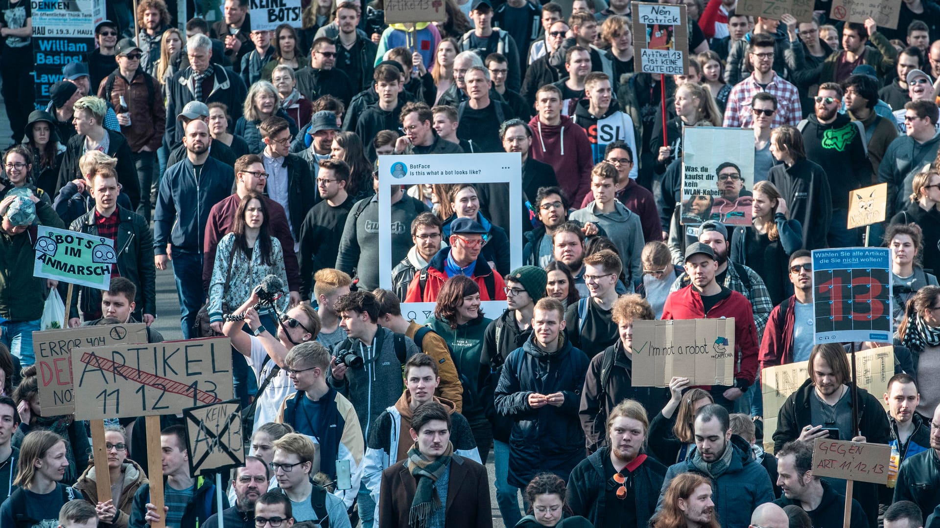 Demonstranten gegen die EU-Urheberrechtsreform: Der CDU-Europaabgeordnete Daniel Caspary hat den Verdacht geäußert, dass US-Internetkonzerne mit "gekauften Demonstranten" die Reform des EU-Urheberrechts verhindern wollte.