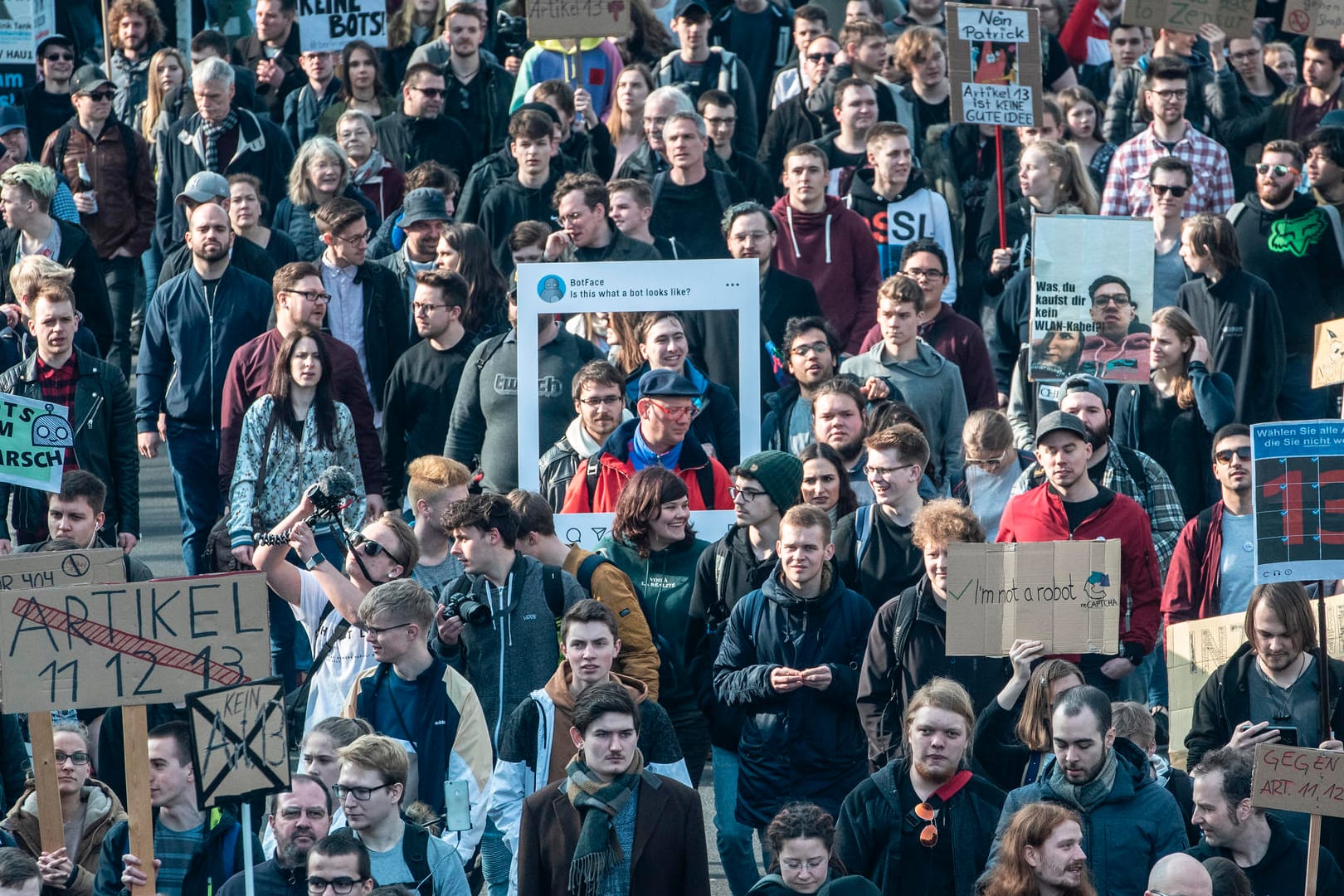 Demonstranten gegen die EU-Urheberrechtsreform: Der CDU-Europaabgeordnete Daniel Caspary hat den Verdacht geäußert, dass US-Internetkonzerne mit "gekauften Demonstranten" die Reform des EU-Urheberrechts verhindern wollte.