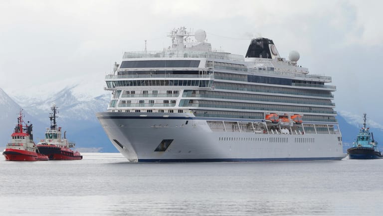 Das Kreuzfahrtschiff "Viking Sky" kommt im Hafen von Molde an.