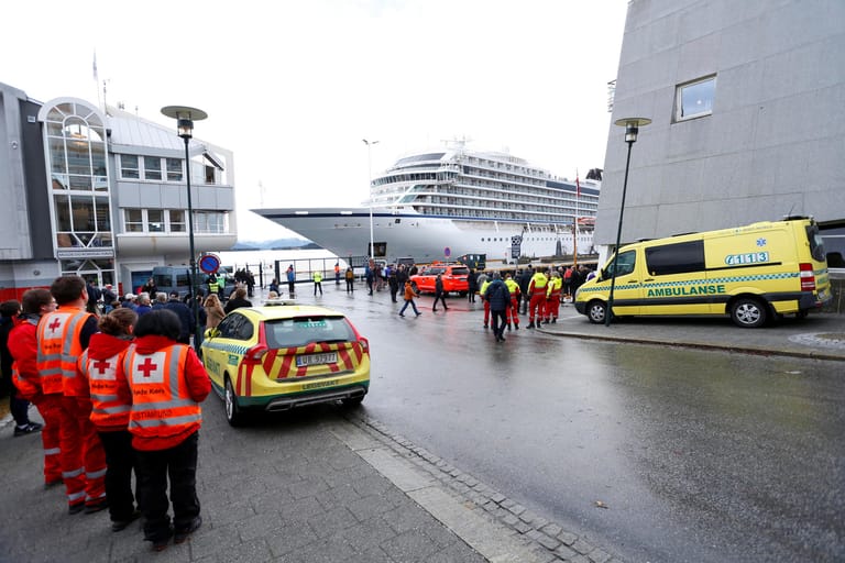 Rettungskräfte nehmen die Kreuzfahrt-Passagiere im Hafen von Molde in Empfang.