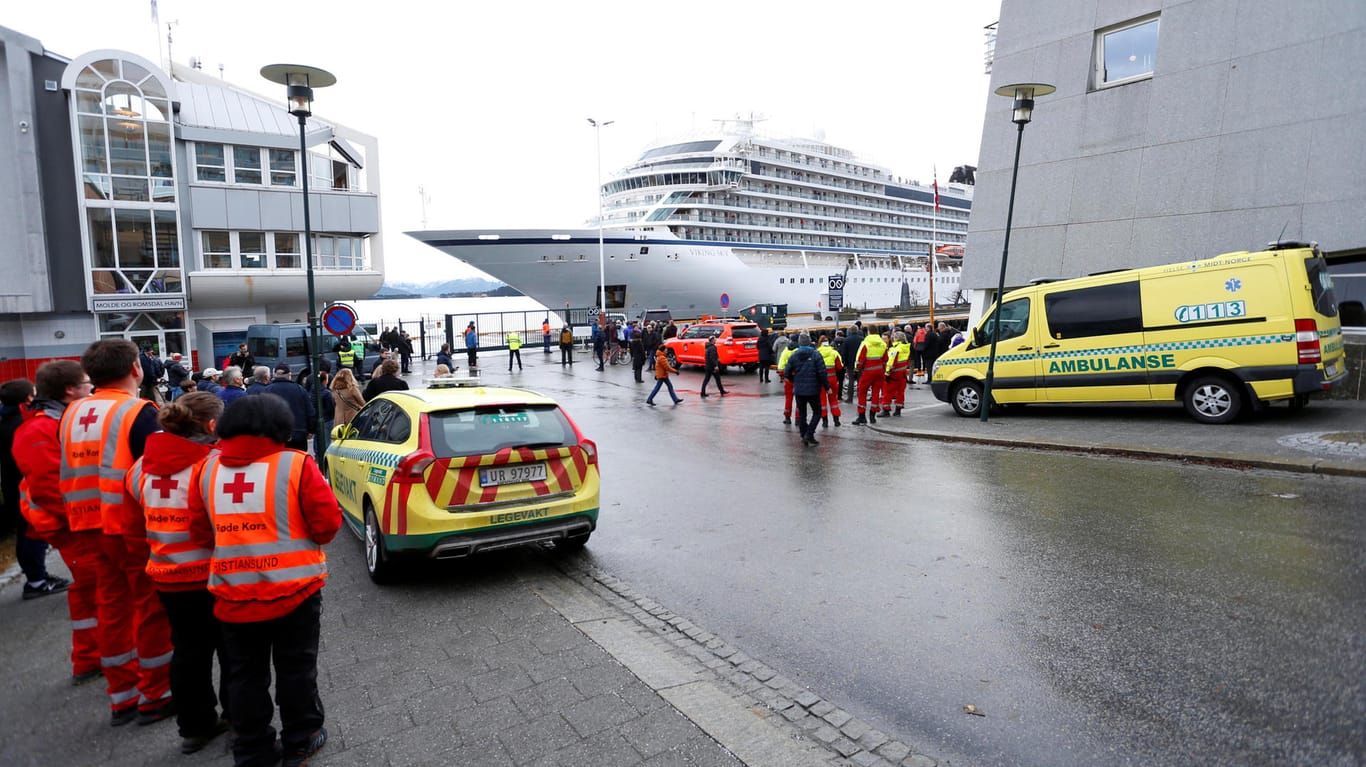 Rettungskräfte nehmen die Kreuzfahrt-Passagiere im Hafen von Molde in Empfang.