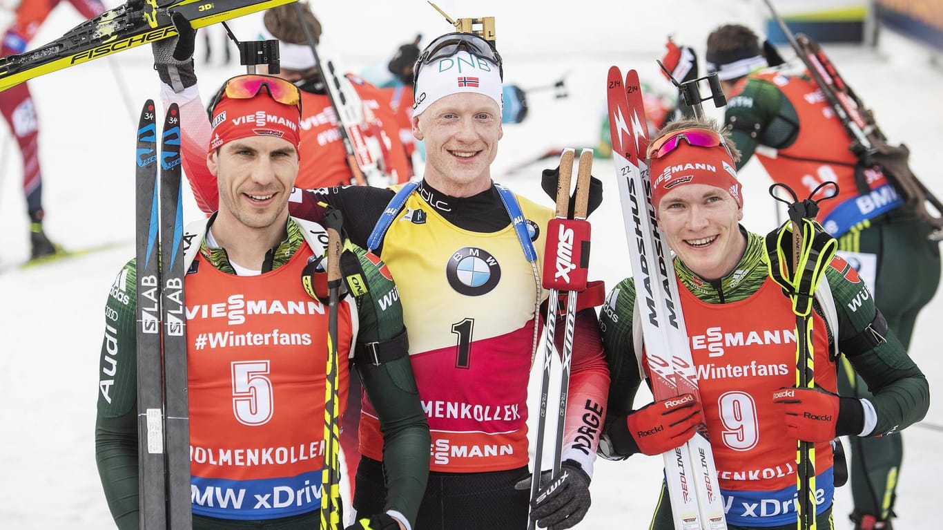 Das Podium beim letzten Saisonrennen: Johannes Thingnes Bö (M.) gewann vor Arnd Peiffer (l.) und Benedikt Doll (l.).