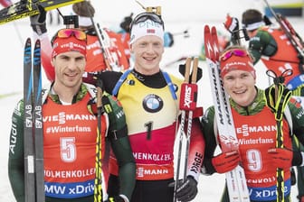 Das Podium beim letzten Saisonrennen: Johannes Thingnes Bö (M.) gewann vor Arnd Peiffer (l.) und Benedikt Doll (l.).