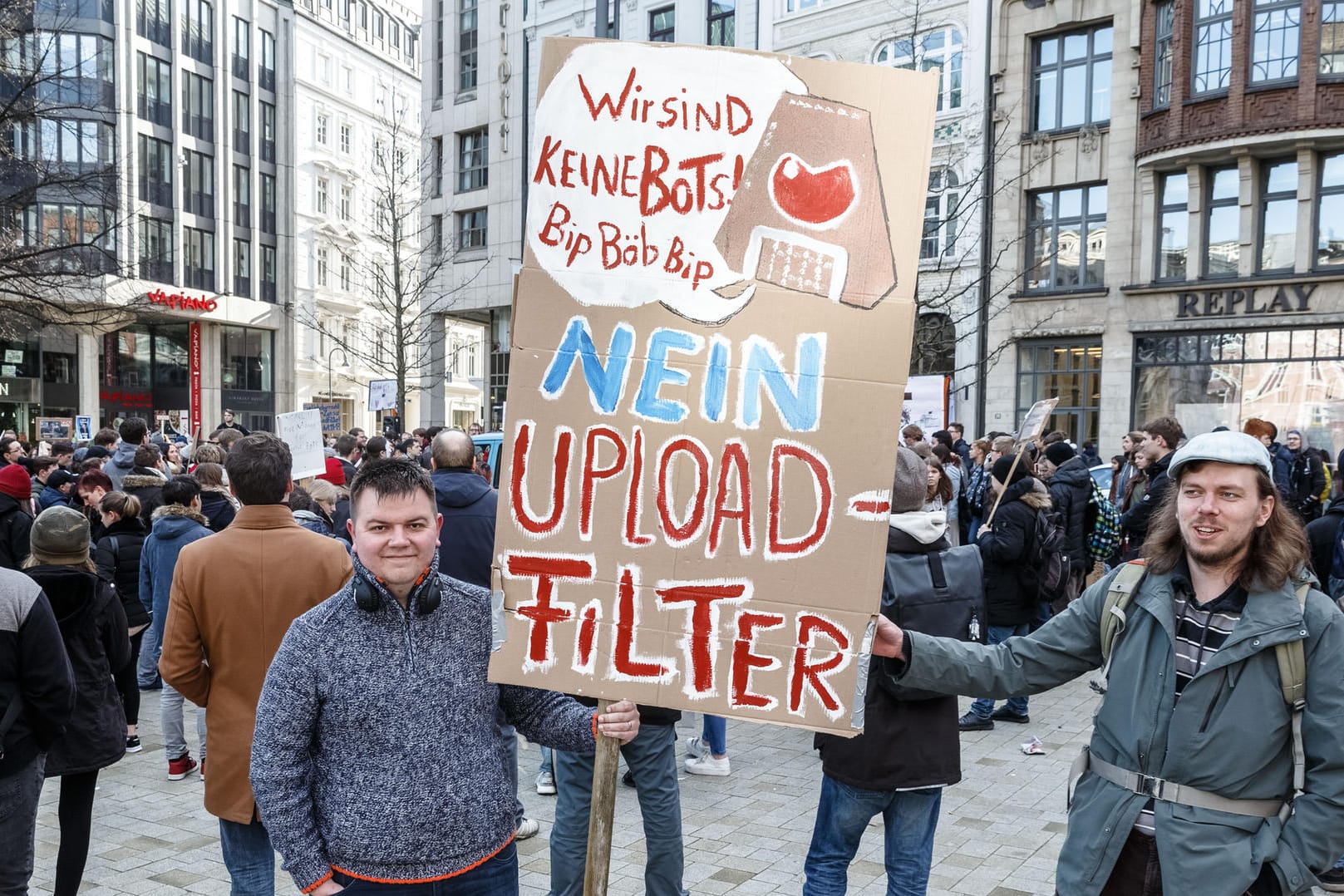 Zwei Demonstranten gegen die geplante EU-Urheberrechtsreform: Am Dienstag wird über die umstrittene Reform entschieden.
