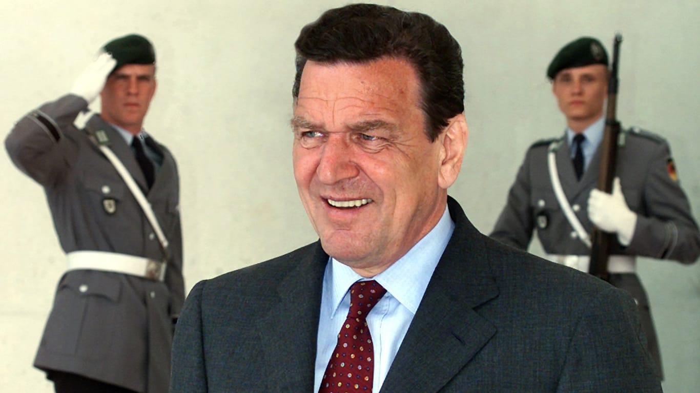 Bundeskanzler Gerhard Schröder (SPD) wartet im Ehrenhof vor dem Eingang des Berliner Kanzleramts auf seinen Staatsgast, den jugoslawischen Präsidenten Kostunica.